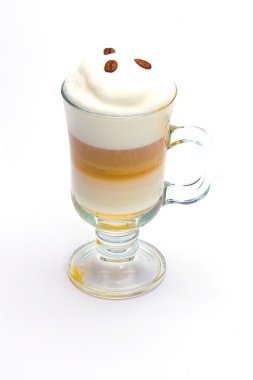 beyaz zemin üzerine soğuk alkollü kokteyl