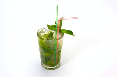 Mojito beyaz zemin üzerine kokteyl