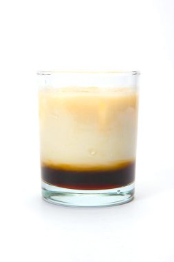 beyaz beyaz zemin üzerine izole bir bardağı içinde kokteyl