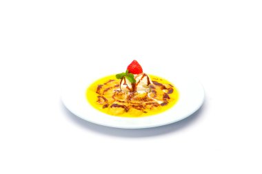 Beyaz kareli bir çilekli tatlı yaymak