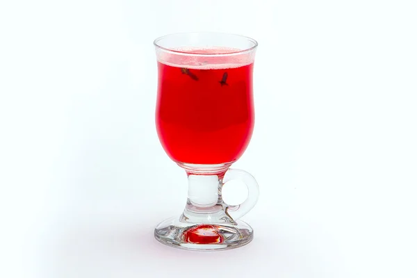 Glühwein in glas met kaneelstokje, kerstsnoepjes, geïsoleerd — Stockfoto