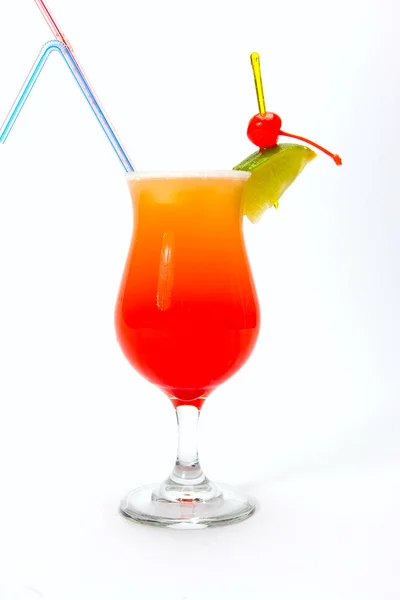 Алкогольний коктейль на білому фоні в ресторані — стокове фото