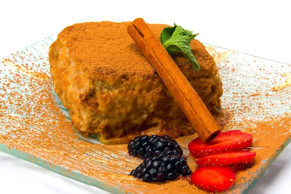 Beeren-Dessert auf weißem Hintergrund — Stockfoto