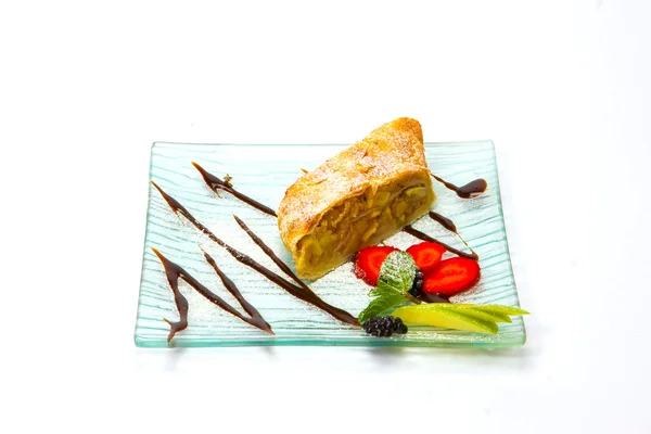 Gourmet-Apfel-Crumble mit Eis-Dessert auf weißem Hintergrund — Stockfoto