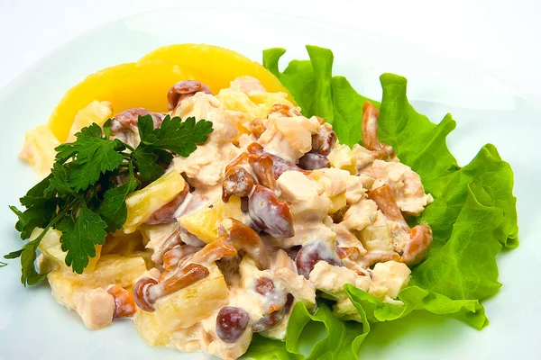 Leckeres Grill-Rippchen-Abendessen mit gemischtem Gemüse mit Käse und Kartoffeln. — Stockfoto