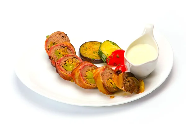 Smakelijke varkensvlees met oven aardappelen op de plaat — Stockfoto