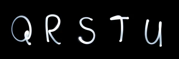 Q, r, s, t, u - που απεικονίζεται από φως γράμματα. τη μαύρη — Φωτογραφία Αρχείου