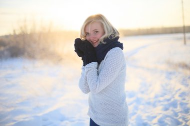 Güzel bir kızın kış portresi.