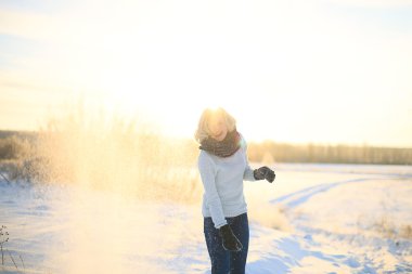 alana bir güneşli kış gününde yürüyüş