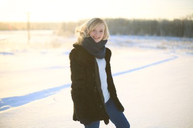 alana bir güneşli kış gününde yürüyüş