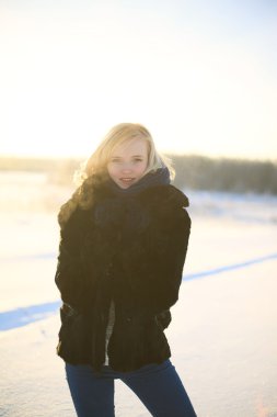 alana bir güneşli kış gününde yürüyüş