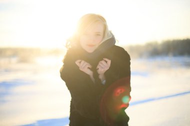 gülümseyen kış kız