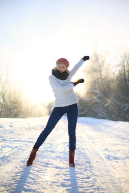 alana bir güneşli kış gününde yürüyüş