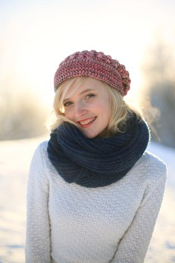 alana bir güneşli kış gününde yürüyüş