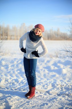 alana bir güneşli kış gününde yürüyüş