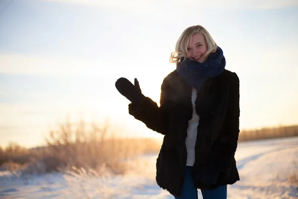 Chica joven adulta en el parque de invierno — Foto de Stock