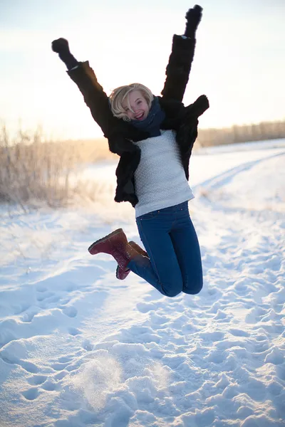 Genç bir beyaz kadın zevk kış — Stok fotoğraf