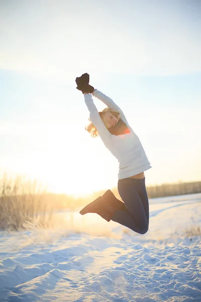 Junge Kaukasierin genießt den Winter — Stockfoto