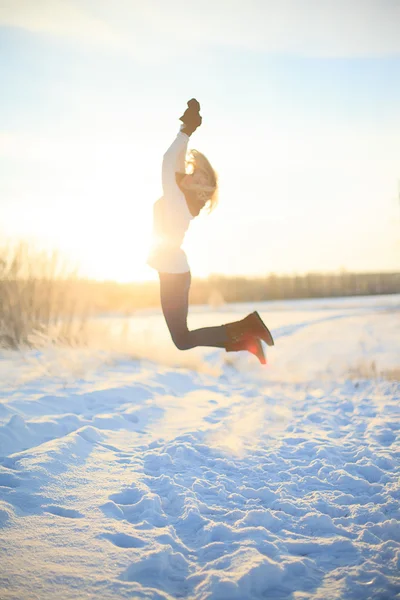 Glad kvinna i vinter skog — Stockfoto