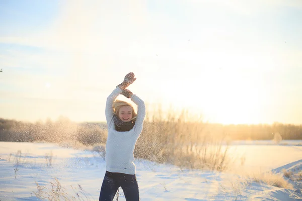 Lächelnde Wintermädchen — Stockfoto