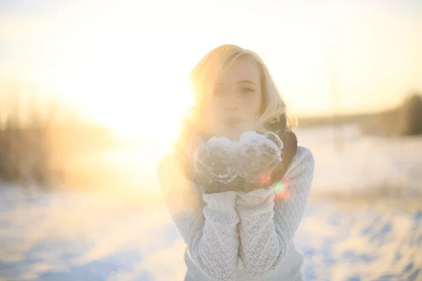 Joven mujer soplando nieve — Foto de Stock