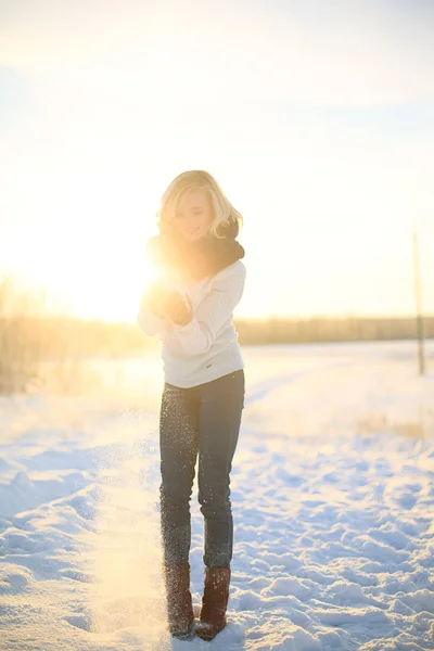 微笑着冬季的女孩 — 图库照片