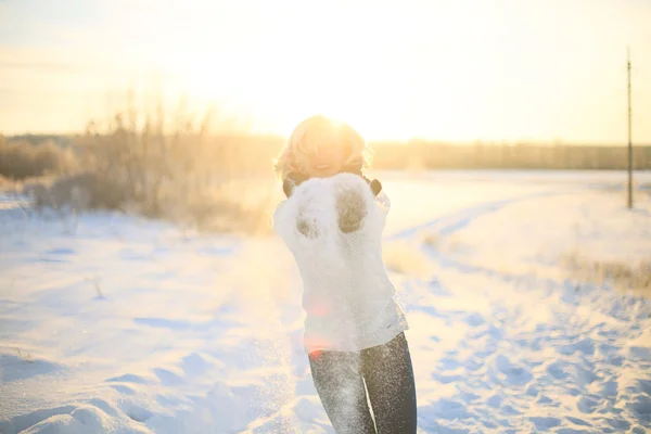 Chica joven adulta en el parque de invierno — Foto de Stock