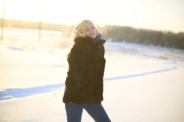 Щаслива жінка в зимовому лісі — стокове фото