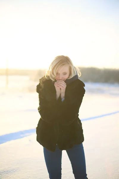 Lächelnde Wintermädchen — Stockfoto