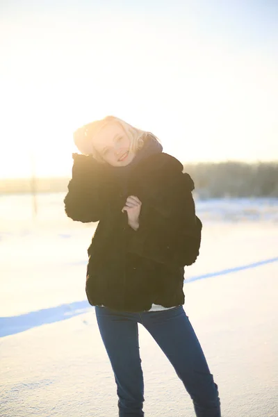 Glad kvinna i vinter skog — Stockfoto
