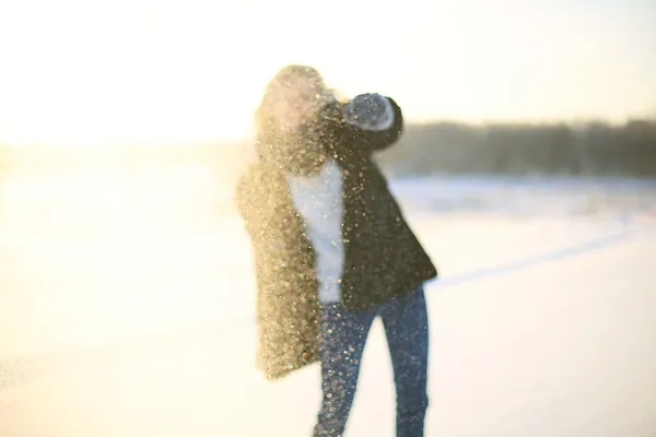 Joven mujer caucásica disfrutar de invierno —  Fotos de Stock