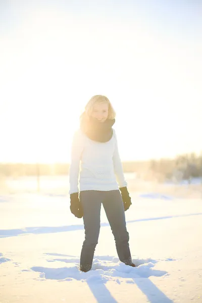 Caminando en el campo en un día soleado de invierno — Foto de Stock