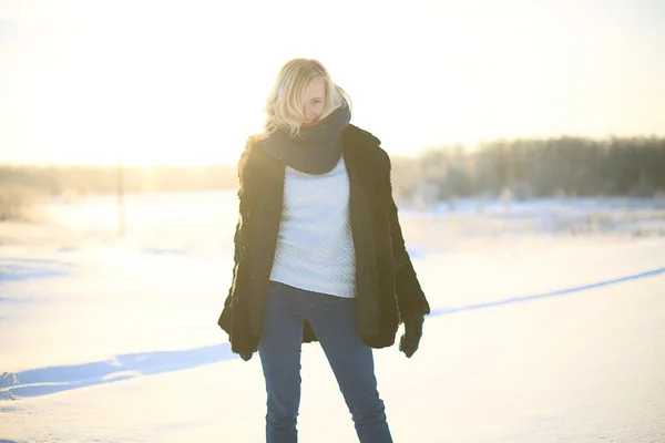 Ung kvinde nyder vinteren - Stock-foto