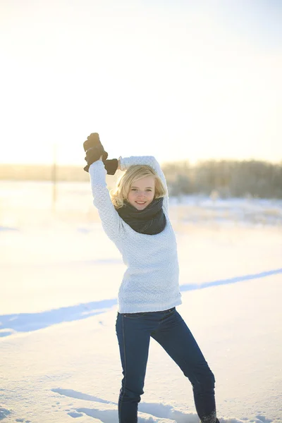 Mujer joven disfrutando del invierno — Foto de Stock