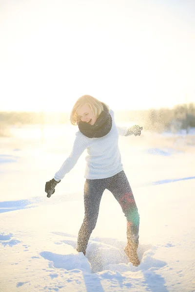 Glad kvinna i vinter skog — Stockfoto