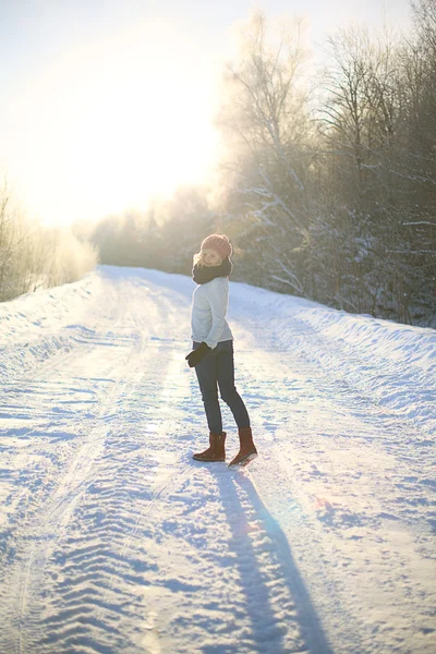 Caminhando no campo em um dia ensolarado de inverno — Fotografia de Stock