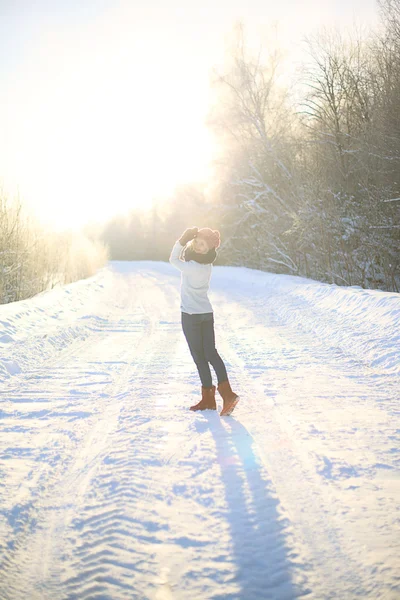 Glad kvinna i vinter skog — Stockfoto