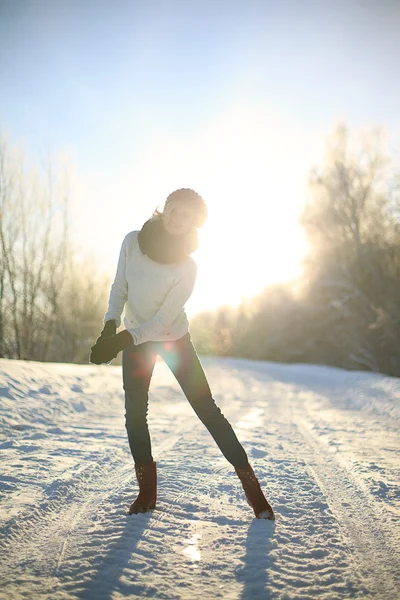 Genç bayan kışın tadını çıkarıyor — Stok fotoğraf