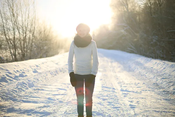 Femme heureuse dans la forêt d'hiver — Photo