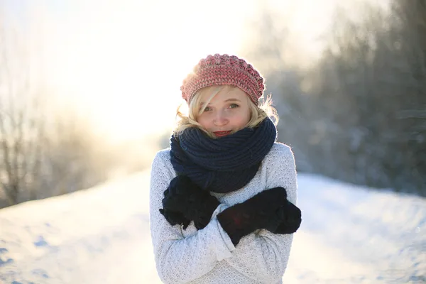 Ler vintern flicka — Stockfoto