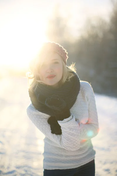 Jeune femme profiter de l'hiver — Photo