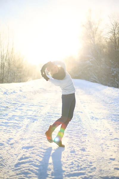 Jeune femme profiter de l'hiver — Photo