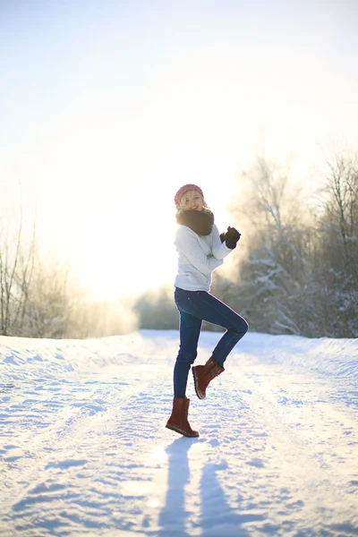 겨울을 즐기는 젊은 여자 — 스톡 사진