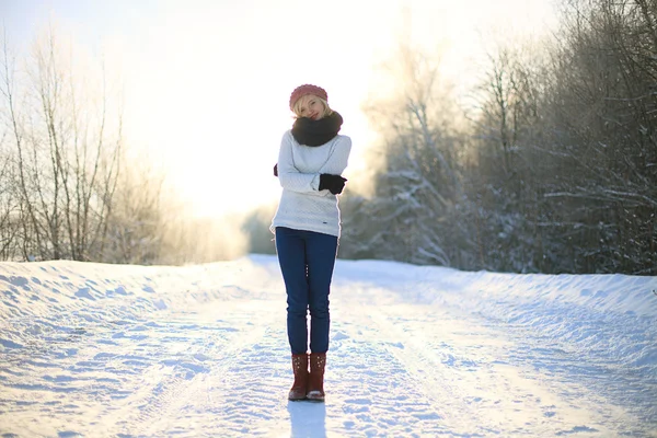 Lächelnde Wintermädchen — Stockfoto