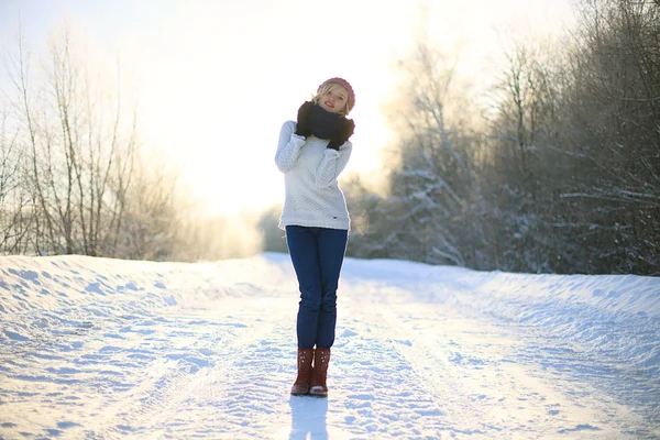 Jovem mulher desfrutando inverno — Fotografia de Stock