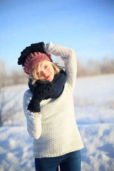 Junge Kaukasierin genießt den Winter — Stockfoto