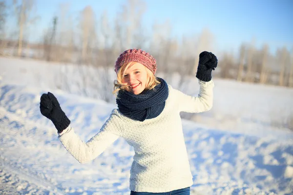 Lachende winter meisje — Stockfoto