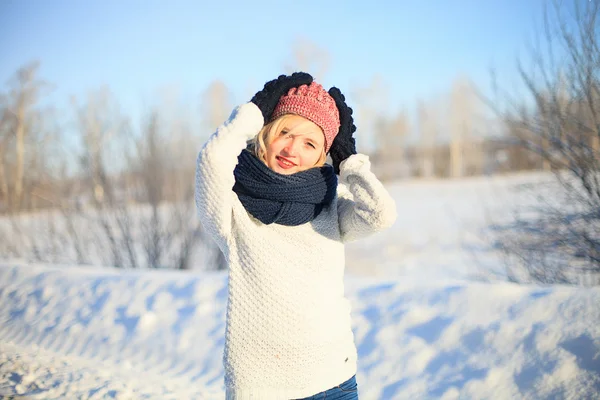 Jonge vrouw genieten van de winter — Stockfoto