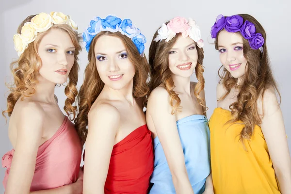 Hermosas chicas jóvenes con flores —  Fotos de Stock