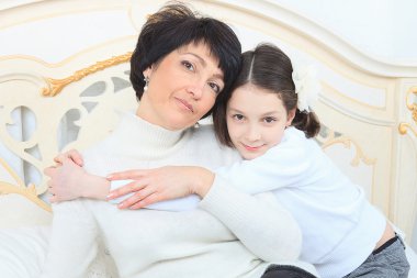 Sevimli küçük kız, annesi ve büyükannesi bu portrede birlikte.